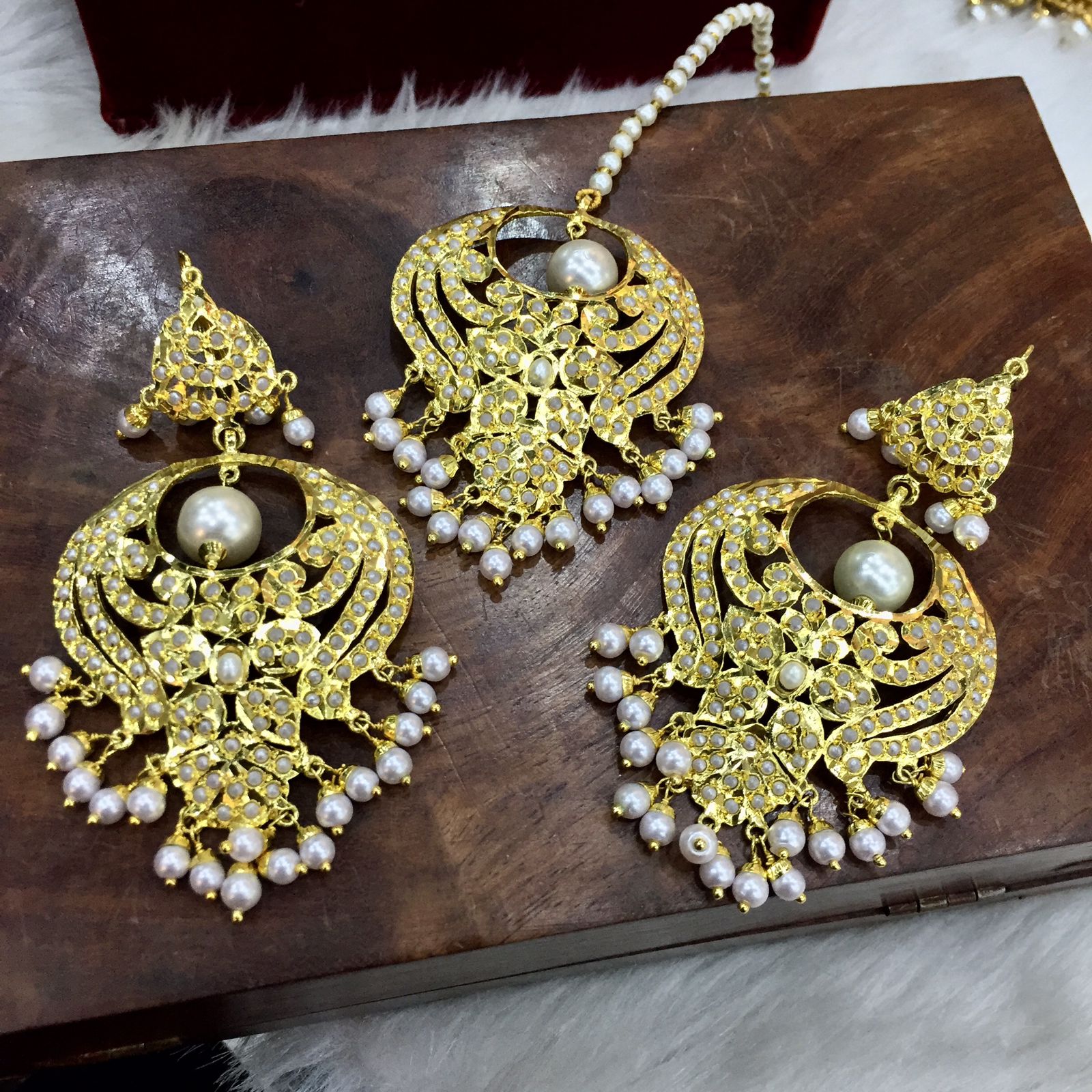 LIVE EVIL Maang Tikka With Earrings Set Maroon Gold Plated Kundan & Pearl  Earring Set with Maang Tikka for Women Kundan Pearl Drop Fashion Jewellery  For Girls : Amazon.in: Fashion